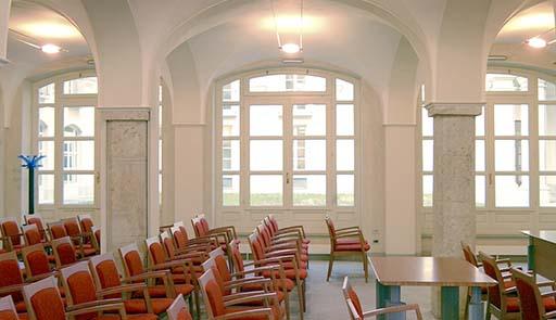 Ultima lezione del Prof. Luca Ricolfi Aula di Palazzo Badini con poltroncine rosse e vetrate illuminate