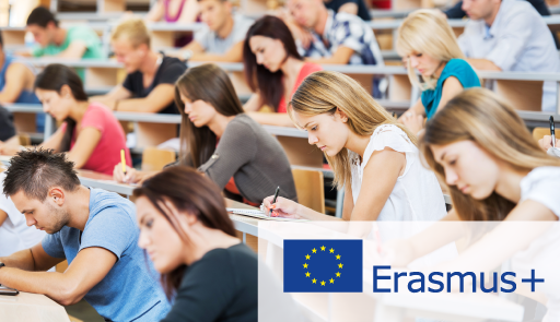 studenti e studentesse seguono una lezione in aula, logo Erasmus