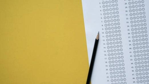 Matita appoggiata su un foglio di un test a crocette Matita appoggiata su un foglio di un test a crocette