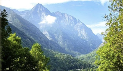 immagine di una montagna