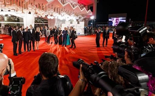 Biennale Cinema 2021 attori e attrici sul red carpet della mostra di Venezia