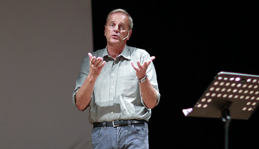Public speaking. Comunicazione chiara ed efficace. Siete pronte/i ad affrontare il pubblico? - Ospite Enrico Bertolino foto del comico Enrico Bertolino, sul palco, durante un suo spettacolo