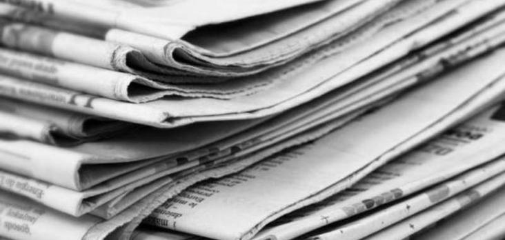 Gli intellettuali e la stampa Pila di quotidiani