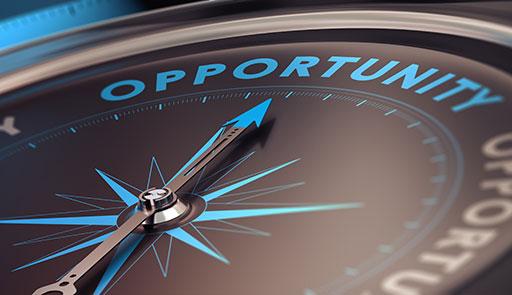 Job placement Una bussola con l'ago che punta su "Opportunity"