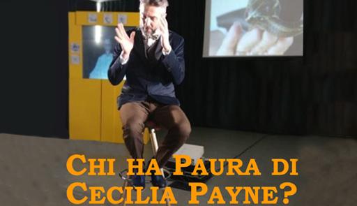 uomo seduto su uno sgabello che gesticola mentre parla