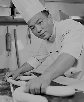Lo Chef Lu Yaming mentre lavora un impasto