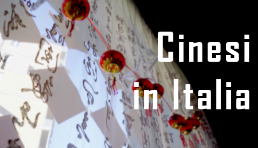 Documentario “Cinesi in Italia” pannello adornato con oarole cinesi e festoni