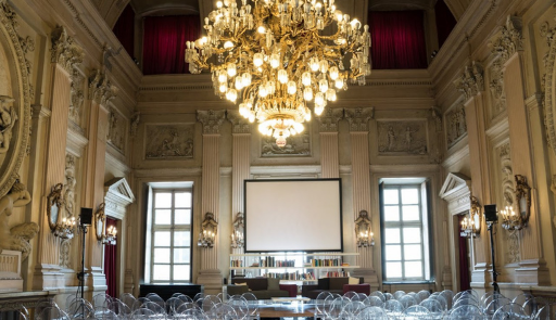 Circolo dei Lettori Salone con sedie e lampadario in evidenza