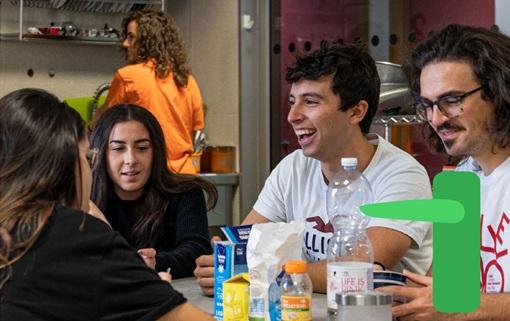 Collegio Universitario Einaudi Ragazzi e e ragazze seduti intorno ad un tavolo, sorridono