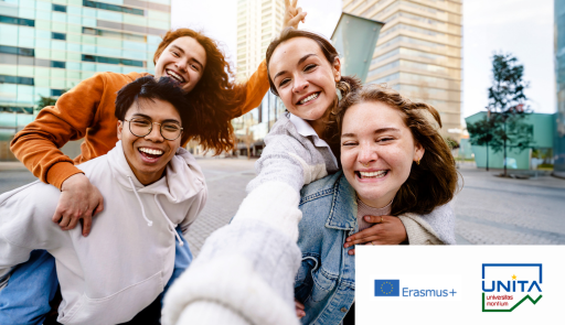 studenti sorridenti che scattano una foto