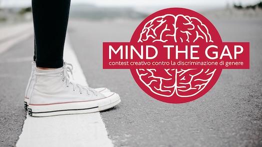 Scritta "Mind the gap" s sfondo rosso vicino alle gambe di una ragazza con scarpe da ginnastica