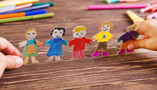 mani di bambino o bambina che giocano mani di bambino o bambina che giocano
