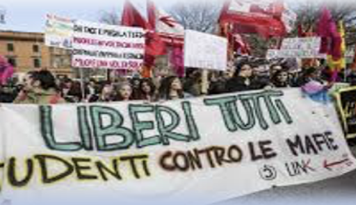 Gruppo di persone con striscioni contro la mafia