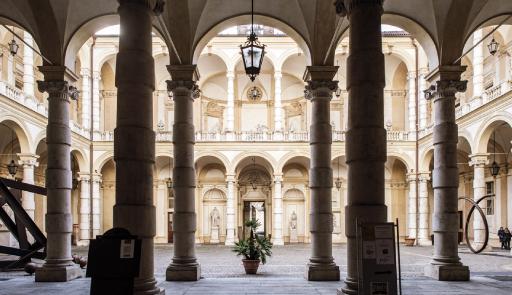 cortile del Rettorato, vista da sotto i portici