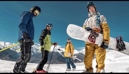 Mondo neve 2025 - Proposte del CUS Torino dedicate al mondo universitario Tre giovani sciatori sulla neve
