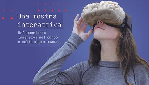 Mostra Uomo Virtuale Grafica della locandina della mostra, con una ragazza che guarda in un visore virtuale