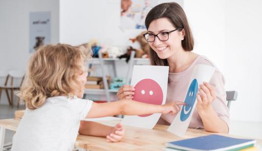 insegnante che gioca con una bambina insegnante che gioca con una bambina
