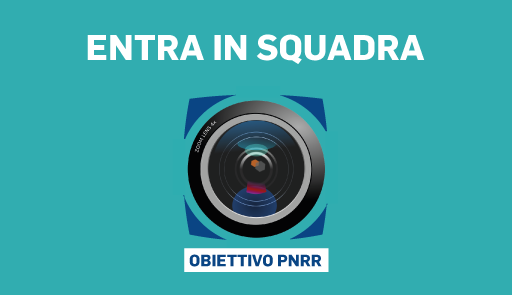 obiettivo di una macchina fotografica e titolo dell'avviso