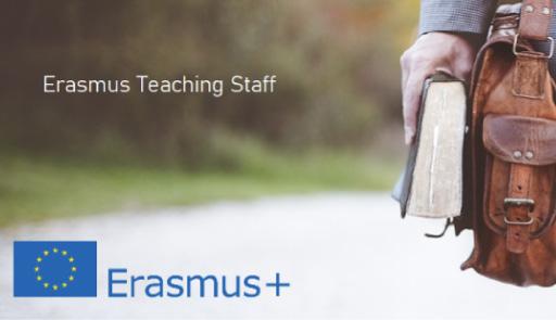 Mobilità Erasmus+ Teaching Staff per docenti CALL 2020 foto della mano di una persona che tiene un libro appoggiata su una cartella di cuoio