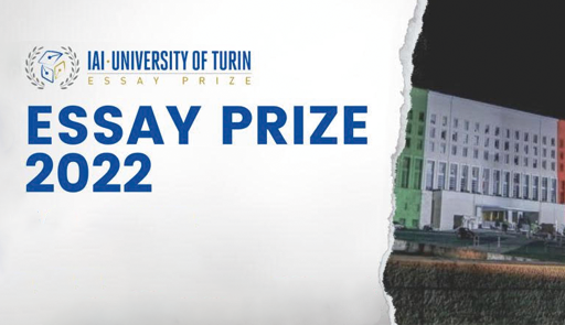 essay prize 2022 immagine di un foglio strappato con edificio illuminato da bandiera italiana
