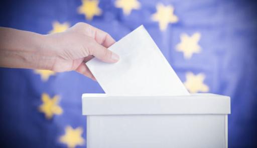 mano che inserisce un foglio in una scatola con sfondo della bandiera europea mano che inserisce un foglio in una scatola con sfondo della bandiera europea