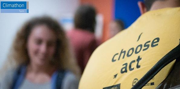 Climathon 2020 - L’hackathon sui cambiamenti climatici foto di un ragazzo di spalle, sulla sua maglietta è presente la frase: I choose act