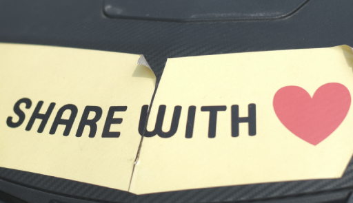 Nuove convenzioni di mobilità condivisa: UniTo incontra gli operatori della sharing mobility scritta "share with love" su sfondo colorato