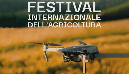 Festival internazionale dell'agricoltura Fotografia di un drone in un campo con titolo dell'evento Festival internazionale dell'agricoltura
