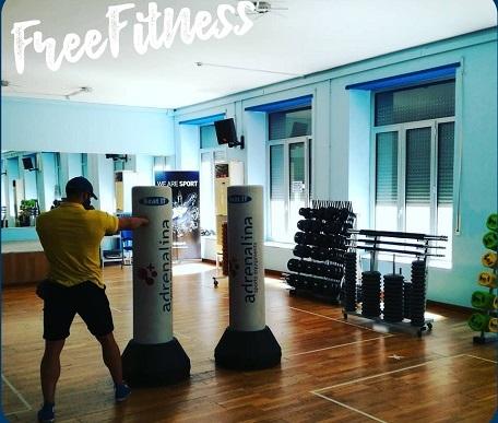 Free Fitness: due appuntamenti quotidiani con lo sport universitario foto di un ragazzo che fa pugilato in una palestra