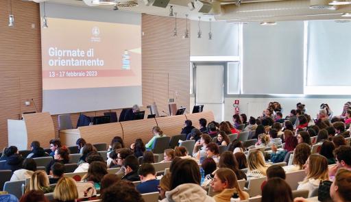 Aula Magna del Campus Luigi Einaudi durante una presentazione delle giornate di orientamento 2023