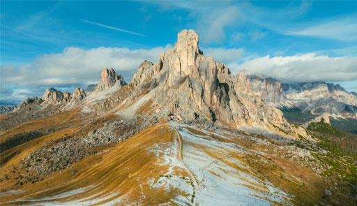 vista di una montagna con carenza di neve