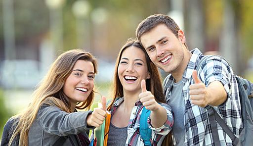 Immagine gettyimages Gruppo di ragazzi e ragazze sorridenti