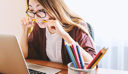 Ragazza che guarda preoccupata lo schermo di un laptop