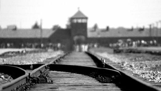 foto della ferrovia di un campo di concentramento