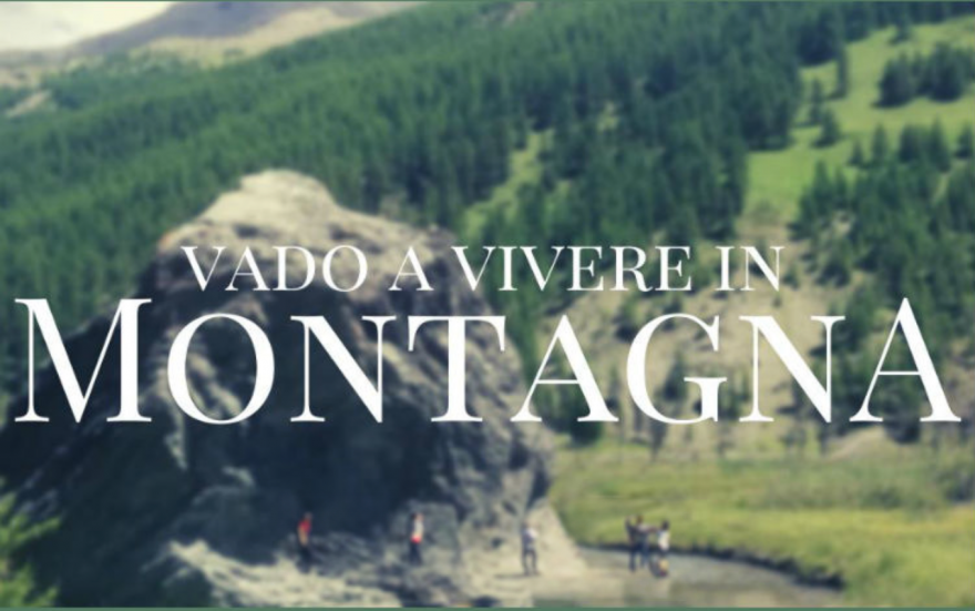 fotografia di un paesaggio montano sullo sfondo con scritta vado a vivere in montagna in primo piano