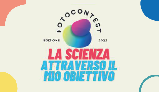 La scienza attraverso il mio obiettivo Grafica su sfondo chiaro con scritta rossa e azzurra