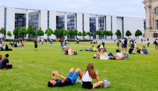 Render di ragazzi e ragazze sedute in un parco