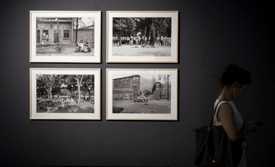 Fotografia in bianco e nero con ragazza in galleria d'arte