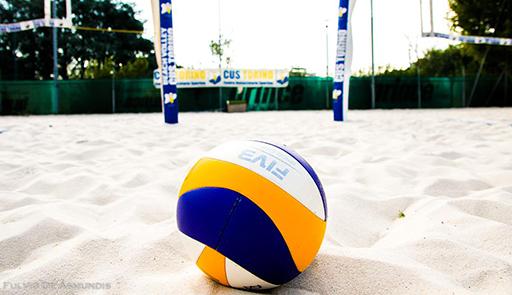 Palla da beach volley  su campo di gioco di sabbia