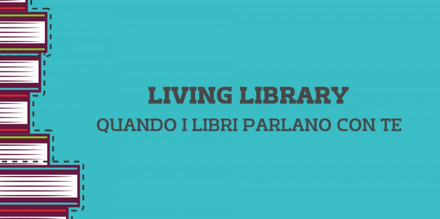 illustrazione di libri impilati a sinistra su fondo azzurro e titolo dell'evento centrale
