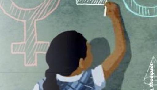Una bambina di spalle scrive alla lavagna