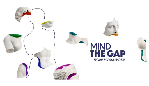 pezzi di statua con interni colorati e scritta del nome dell'evento