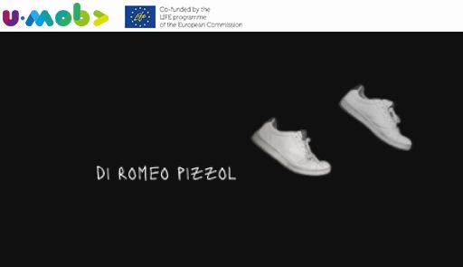 Due scarpe bianche su sfondo nero
