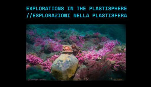 titolo dell'evento su sfondo nero con fotografia di un fondale marino con un contenitore di plastica titolo dell'evento su sfondo nero con fotografia di un fondale marino con un contenitore di plastica
