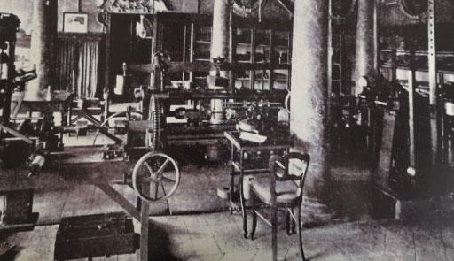 Mostra "La cosa pubblica. Salute, Lavoro, Società nelle collezioni storiche dell'Università e del Politecnico di Torino" foto in bianco e nero di un vecchio laboratorio scientifico