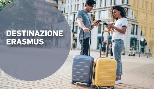 Destinazione Erasmus – Giornata dedicata alla mobilità Erasmus+ a.a.2025/2026 Un ragazzo e una ragazza in piedi con due trolley
