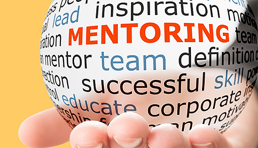 Mano umana che tiene una sfera decorata con numerose parole, in evidenza la parola "mentoring" Mano umana che tiene una sfera decorata con numerose parole, in evidenza la parola "mentoring"