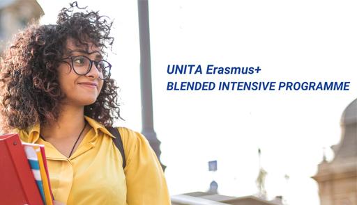 studentessa sorridente e titolo dell'avviso