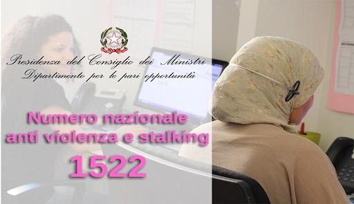 “Libera puoi” - Campagna a sostegno delle donne vittime di violenza durante l'emergenza Coronavirus Operatrice call center di spalle e con il capo coperto