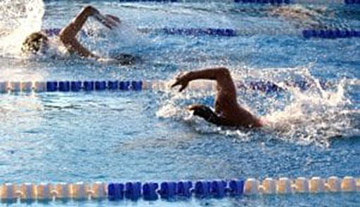 Nuotatori in piscina